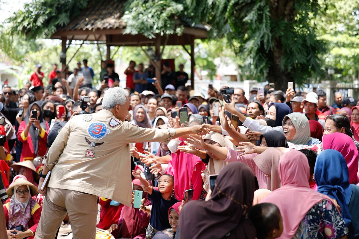 Kunjungi Rumah Dr Radjiman, Ganjar; Dari Beliau Kita Belajar Tak Ada yang Instan

Rumah bercat hijau dan putih tampak berdiri kokoh di tengah perkampungan Desa Dirgo Kecamatan Widodaren Ngawi. Meski berusia lebih dari 130 tahun, namun rumah yang dulu kerap didatangi Presiden