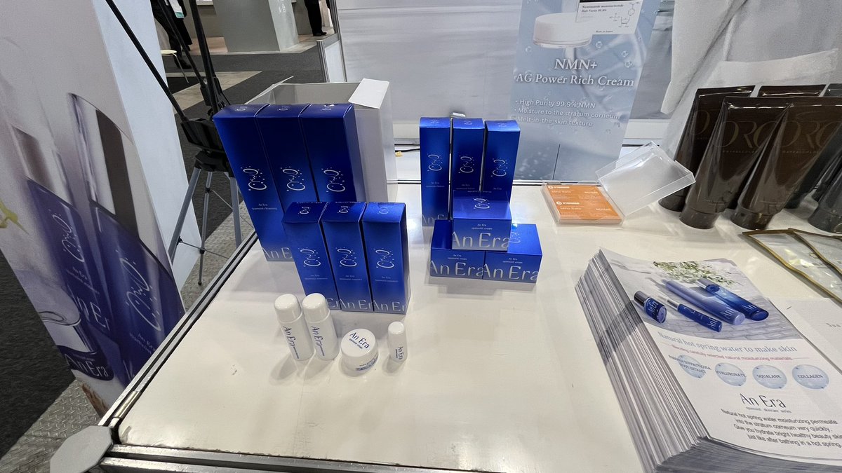 AnEra_spa's tweet photo. おつアンです♪
東京ビックサイトで開催されている国際化粧品展に、アンエラを中国で展開してくださる株式会社スタンデージ様が出展中。
立派なタペストリーも作っていただきました。
海外の方にアンエラの魅力が伝えられるよう頑張ります‼️
#企業公式がお疲れ様を言い合う
#STANDAGE https://t.co/DRiZWjBVY5