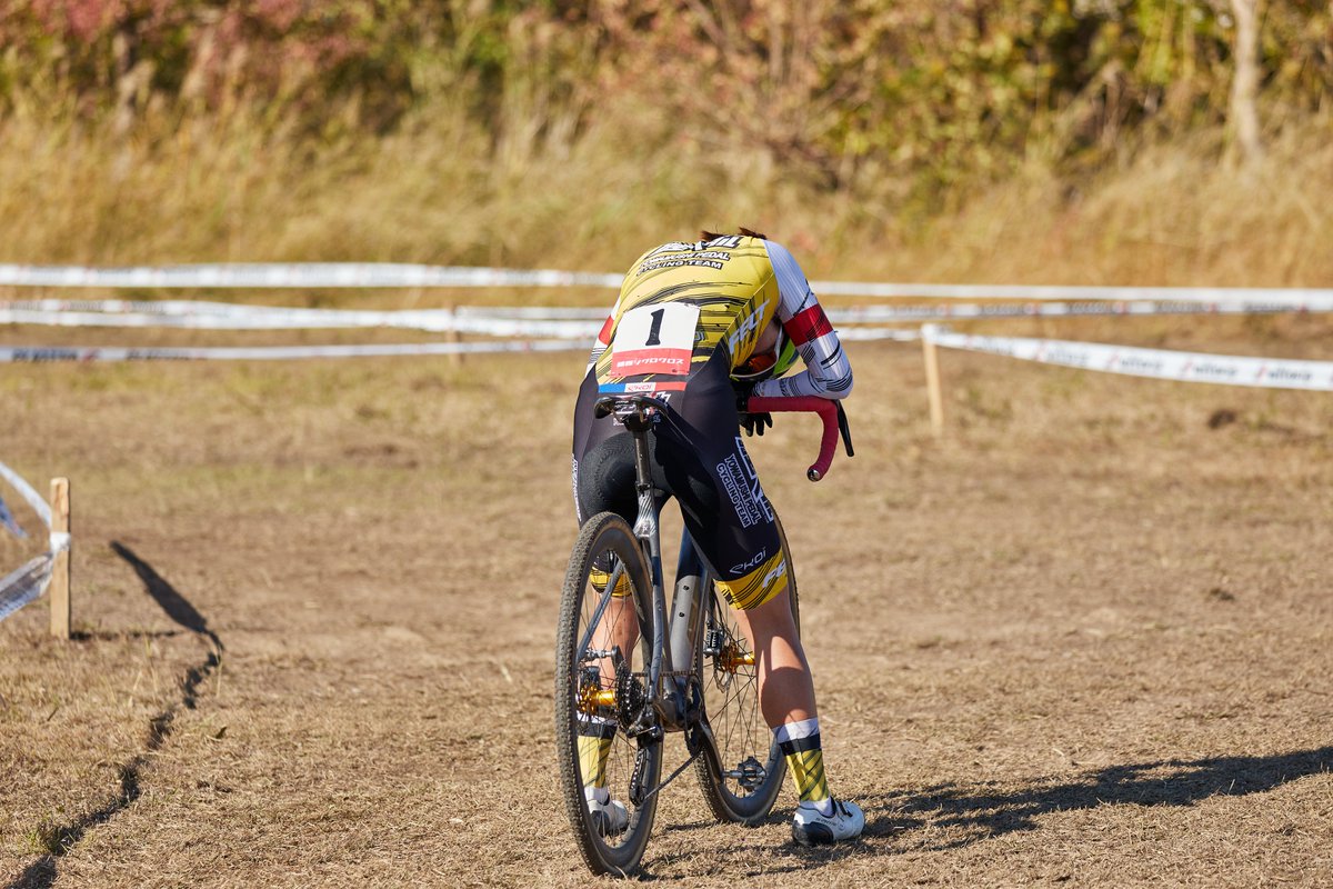 yoshig_06's tweet photo. 全日本チャンピオンとなった小林あか里選手 @akari_mtb1 
琵琶湖で悔しがる後ろ姿になにか感じるものがあって撮影したけど、全日本で勝ったことで、さらにいい写真になってくれました。 https://t.co/f9S7V18ihY