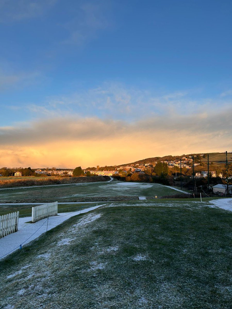 A light dusting of snow this morning❄️

#AshburnhamGC