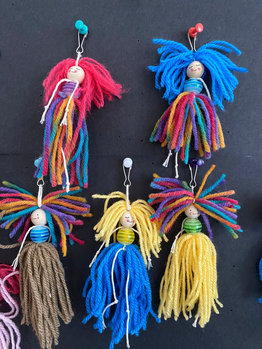 Lycee_Cugnot's tweet photo. Ce mardi, Yasmine, Dariana et Rayan se sont rendus avec Mme Freire au sein de l'école Pasteur de @neuilly_marne pour réaliser des bijoux pour la collecte pour Féminité Sans Abri. Un grand bravo pour leur investissement et cette belle action solidaire. #FSA #solidarité #égalité https://t.co/yc3ONRZt6g