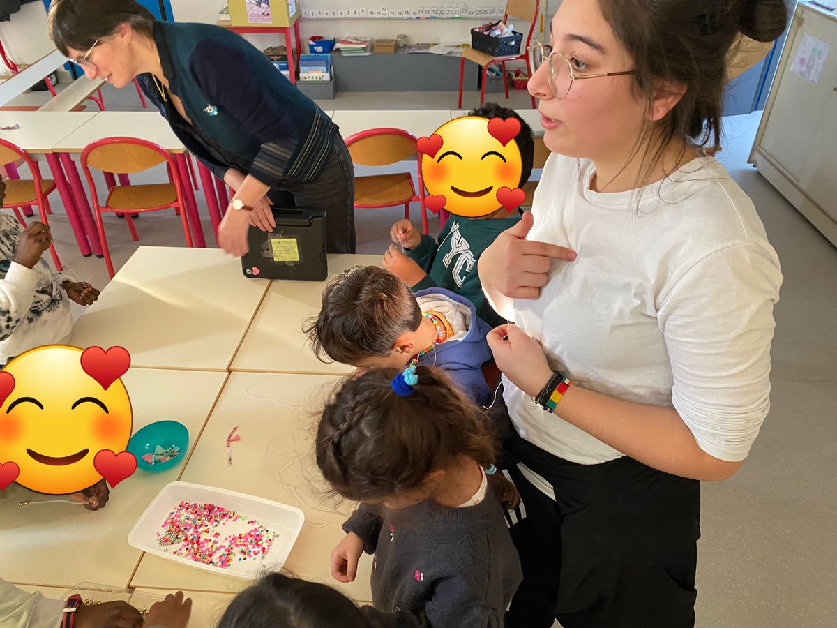 Lycee_Cugnot's tweet photo. Ce mardi, Yasmine, Dariana et Rayan se sont rendus avec Mme Freire au sein de l'école Pasteur de @neuilly_marne pour réaliser des bijoux pour la collecte pour Féminité Sans Abri. Un grand bravo pour leur investissement et cette belle action solidaire. #FSA #solidarité #égalité https://t.co/yc3ONRZt6g
