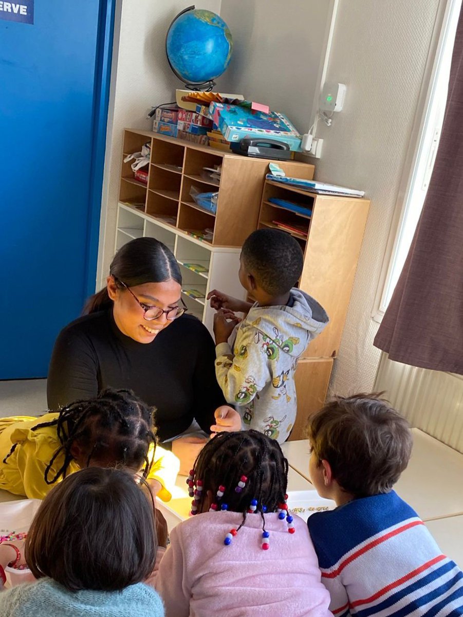 Lycee_Cugnot's tweet photo. Ce mardi, Yasmine, Dariana et Rayan se sont rendus avec Mme Freire au sein de l'école Pasteur de @neuilly_marne pour réaliser des bijoux pour la collecte pour Féminité Sans Abri. Un grand bravo pour leur investissement et cette belle action solidaire. #FSA #solidarité #égalité https://t.co/yc3ONRZt6g