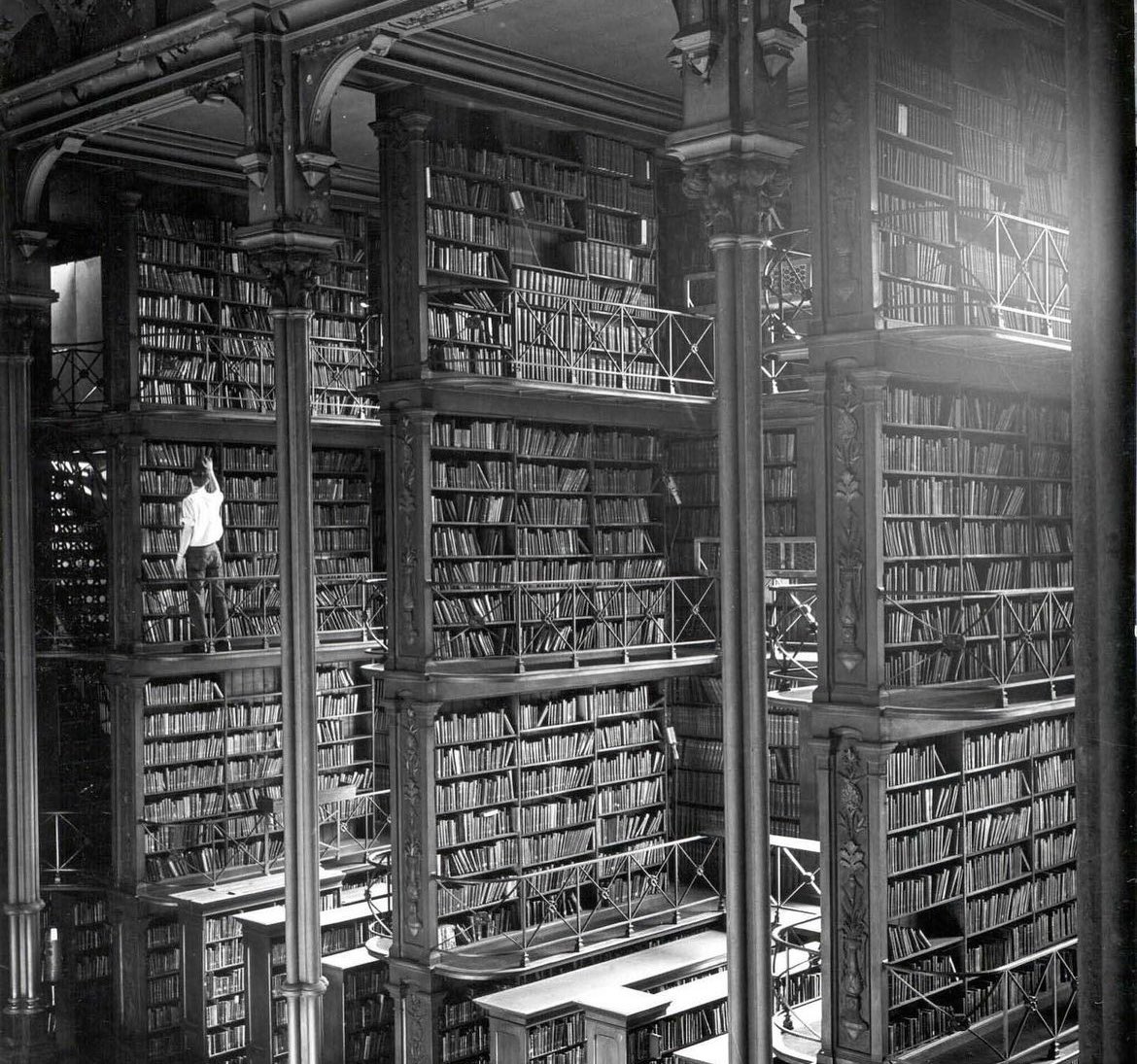 PGerschmann's tweet photo. 📚Kupujesz książki, których potem nie czytasz? I masz z tego powodu wyrzuty sumienia? To błąd - każdy powinien zbudować własną antybibliotekę. 
Oto dlaczego:

Kupując nową książkę nie musisz rzucać wszystkiego i od razu oddawać się lekturze. Tak samo jak nie musisz od razu jeść wszystkiego co zakupiłeś w sklepie, tylko trzymasz to spokojnie w lodówce. Nie rozumiem dlaczego ludzie mówią o „kupce wstydu”, gdy odnoszą się do nieprzeczytanych książek 🤔

Antybiblioteka to termin, którym Nassim Taleb posługuje się w „Czarnym Łabędziu”. Kupowanie książek na zapas to jak planowanie intelektualnych kierunków. Twierdzi nawet, że jeśli przeczytamy wszystkie książki, które mamy w domu to przestaniemy się rozwijać, a tego nikt z nas by przecież nie chciał.

Taleb pisze:
„Książki przeczytane są znacznie mniej wartościowe od książek nieprzeczytanych. W takiej bibliotece powinno się znajdować tyle wiedzy, której jeszcze nie posiadacie, ile tylko pozwala wam jej tam umieścić wasza kondycja finansowa. Z wiekiem gromadzić będziesz coraz więcej wiedzy i więcej książek. Nazwijmy tę kolekcję nieprzeczytanych książek antybiblioteką.”

🇯🇵Góra nieprzeczytanych książek jest zresztą znana w wielu kulturach. Japończycy mówią na nią „tsundoku”. Co ciekawe, termin ten pojawił się w ich języku już ponad 100 lat temu!

Podsumowując - nie ma nic złego w kupowaniu książek i ich nieczytaniu. A na zdjęciu poniżej widnieje publiczna biblioteka w Cincinnati, zanim przenieśli ją go do większego budynku w 1955. Te drabiny robią wrażenie!

📚📚📚📚📚
Więcej podobnych treści znajdziesz w moim newsletterze #52Notatki. Wysyłam go co sobotę rano, link do zapisów jest w moim profilu ☕️✉️