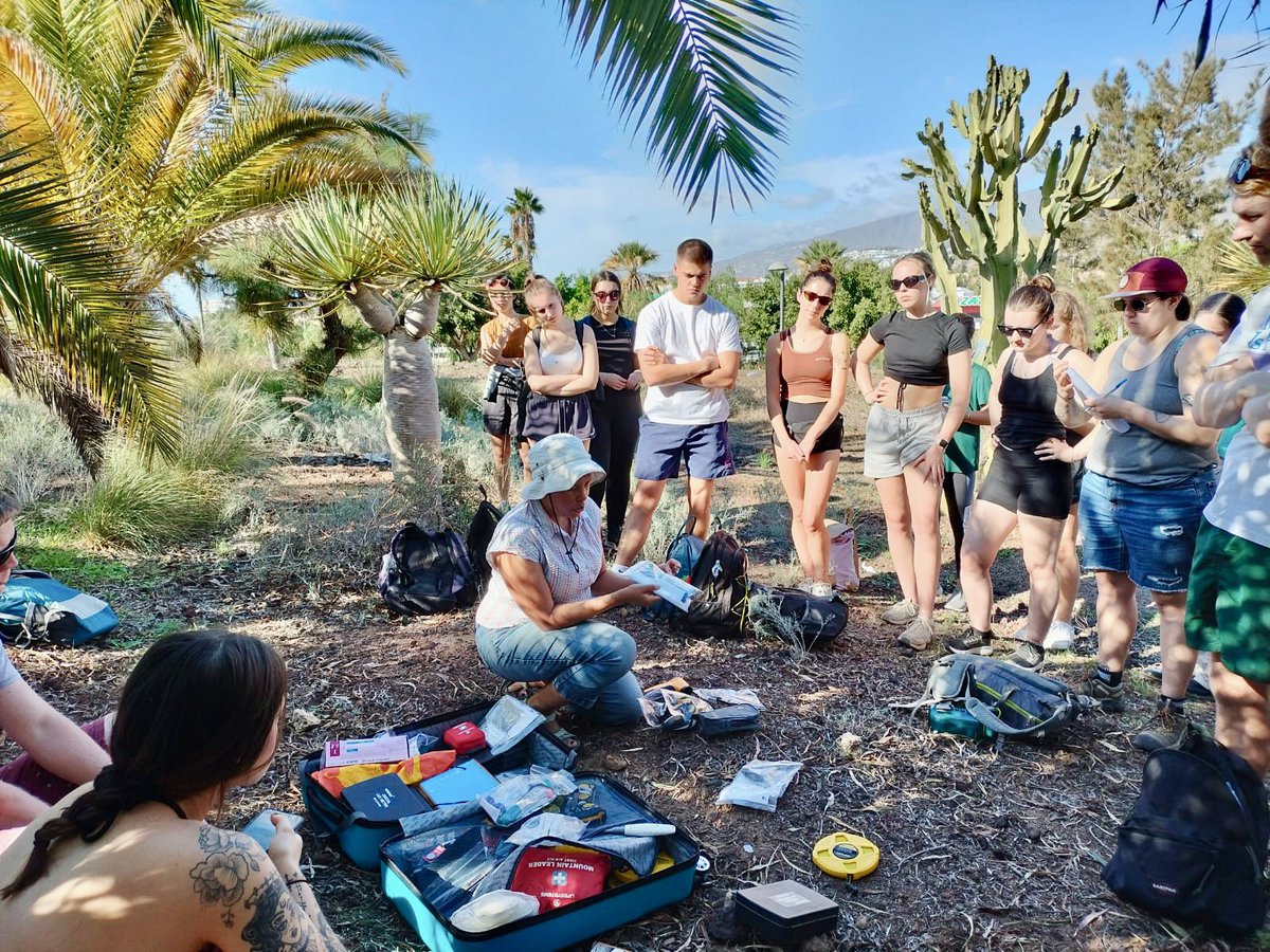 It is an honour to have one of the best unis in UK @NorthumbriaUni / 2024 @NUGeog Geography Field Trip. Display of equipment associated to atmospheric and soil sampling to be used in #Tenerife. #environmentalsciences / Team supervised by @andysuggitt Logistics: @GeoTenerife