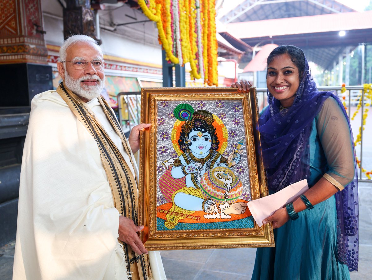 At Guruvayur, I received a Bhagwan Shri Krishna painting from Jasna Salim Ji. Her journey in Krishna Bhakti is a testament to the transformative power of devotion. She has been offering paintings of Bhagwan Shri Krishna at Guruvayur for years, including on key festivals.