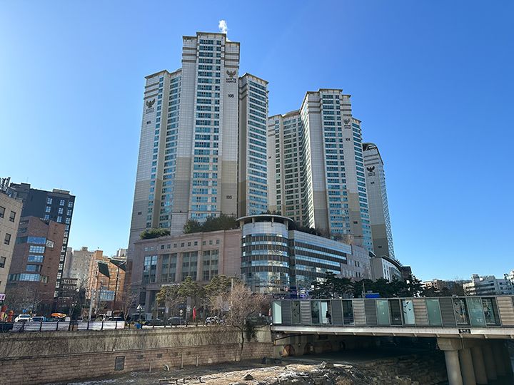 konest's tweet image. 「emart 清渓川店」
#東大門(トンデムン)で活動される方にお馴染みのマートの #Emart🛒 #清渓川(チョンゲチョン)沿いの高級マンションの地下２階にあって、EMS発送もできる便利なマートです📦
▶️つづきを読む
konest.com/contents/shop_…