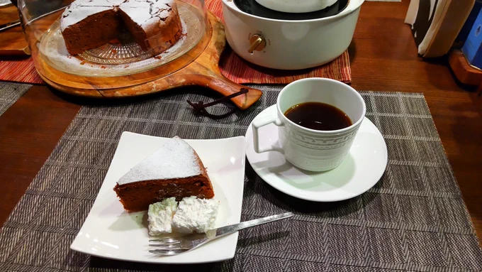 ガトーショコラ、家族全員チョコ好きだしコーヒーと合うからというのもあるけど、材料少なくて大抵いつでも揃ってるからというのが一番の理由で良く作る。今日は粉糖切らしてたんだけどミキサーで作れるのね。 