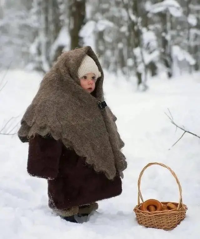 hanjiirl's tweet photo. it’s snowing outside.,,.thinking about hanji wrapping levi up for the cold like this https://t.co/4E8sb3HJf2