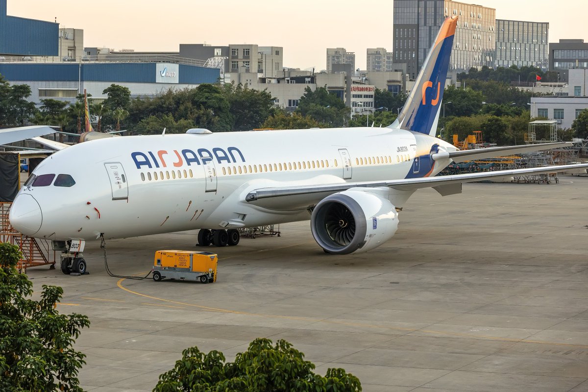 ikarosairline's tweet photo. ＼AirJapan初号機、姿を現す！／

中国・厦門から、塗装を終えたAirJapanの初号機、ボーイング787-8・JA803Aの写真が到着！

同機はNH9412便として1月26日午前6時成田着でフェリー。2月9日、成田＝バンコク線に就航予定です✈️

Photo：Terry Chen https://t.co/HX5gFJp1Eq