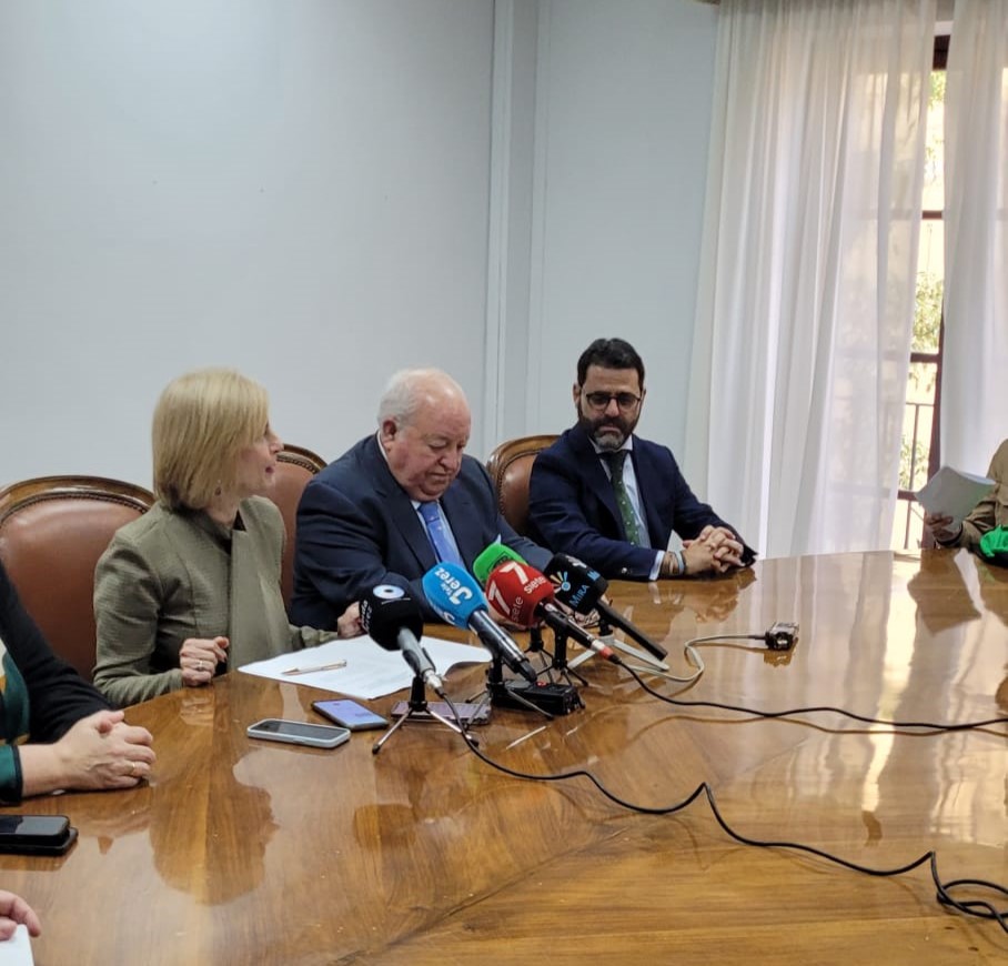 faeccadiz's tweet photo. Acto firma de acuerdo de colaboración entre la Empresa de Vivienda Municipal de Jerez (@EMUVIJESA) y #FAEC por parte de la alcaldesa de #Jerez, María José García-Pelayo, y Emilio Corbacho, Presidente de FAEC. https://t.co/jOsFdlfOuw