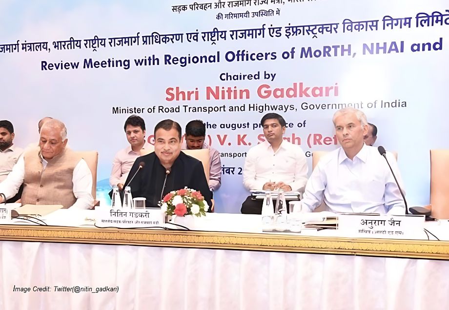 BombayChamber's tweet image. Honorable Nitin Gadkari vows to revive BOT model for 53 toll projects, spanning 5,200 km and Rs. 2.1 lakh crore. 

Read More : zurl.co/pn0S 

#InfrastructureRevival #BOTModel #PPP #RoadTransport #HighwaysDevelopment#BombayChamber