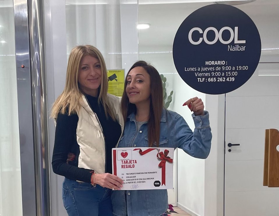 innovaedum's tweet photo. Colaboración de Coolnailbar, salon de uñas (Boulevard Cetina) para la III Cena de Gala de Direcmur, tratamiento de manicura con permanente. Entrega tarjeta regalo Isa a Cristina, directora del CEIP Maestro Joaquín Cantero. @coolnailbar @kris_fuster https://t.co/LMx9VLqCgw