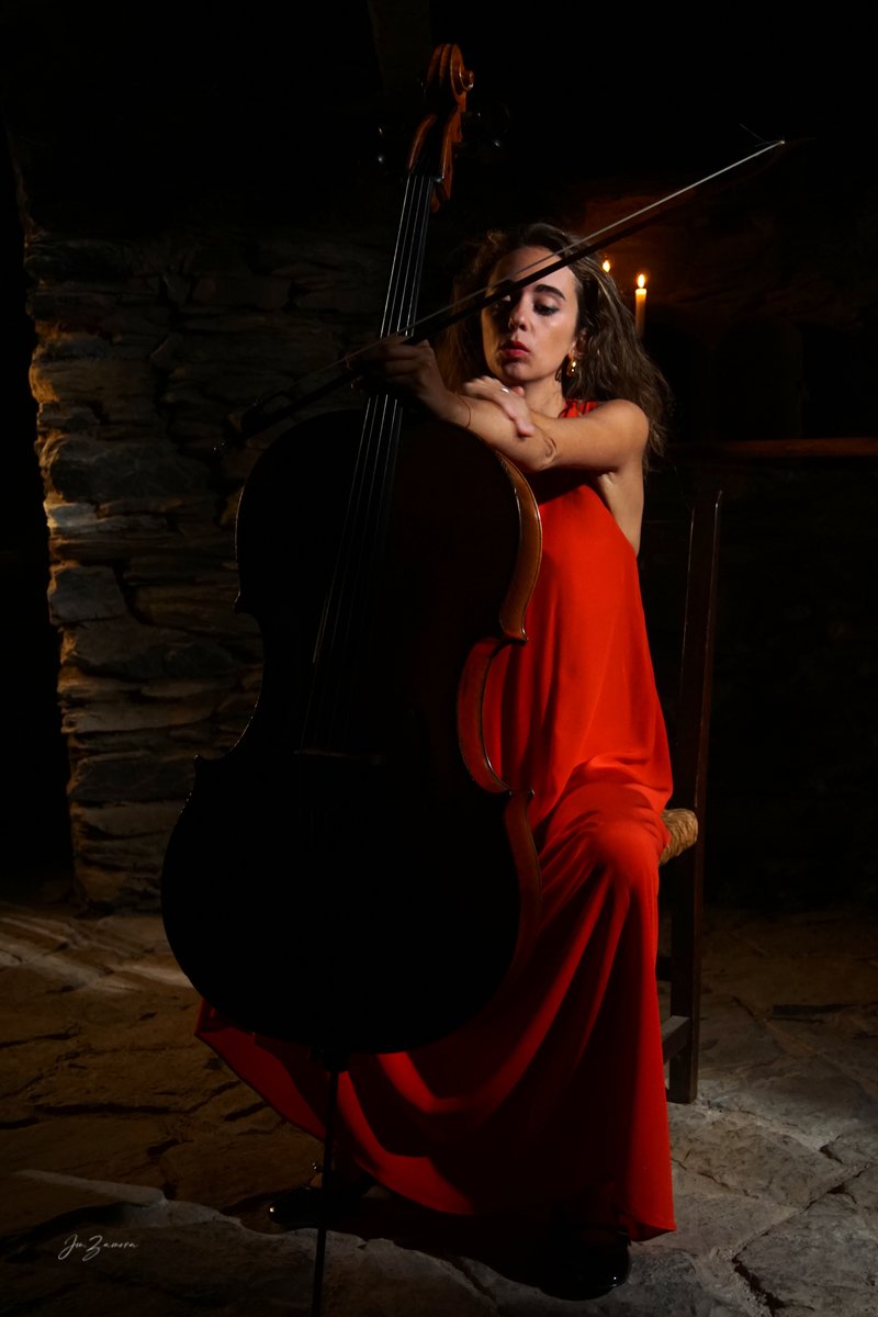 jmzamora_art's tweet photo. Fotografies del rodatge de la felicitació de Nadal 2023 de la Fundació ONCA
-Al Museu Casa Rull, Sispony
-Violoncel·lista: Carolina Bartumeu
Vídeo i foto (INSTAGRAM)
@mycelium.audiovisuals @jm_artphoto
#audiovisuals #music #photography #andorra #blackandwhite #videopro https://t.co/MoBekVRMy9