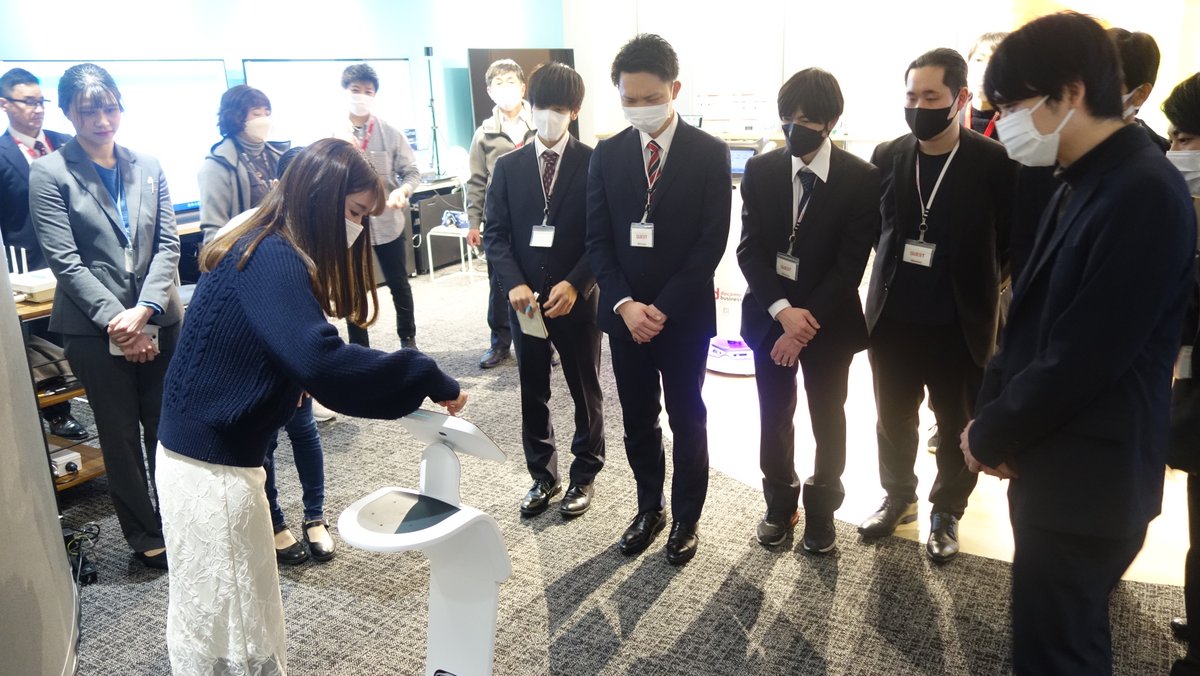 fca_topics's tweet image. #NTTdocomo #5GOPENLABFUKUOKA ソリューション体験後は自立走行型パーソナルロボットの #temi のマッピングとプログラミングも体験。
学生たちの後をちゃんとロボットが追いかけてきてました。
 #ドコモ