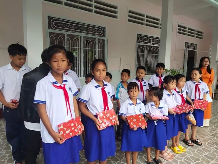 ForDW0226's tweet photo. Tổng hợp các dự án được thực hiện trong năm 2023. 

1. Tặng 40 phần quà cho các em có hoàn cảnh khó khăn nhân dịp đầu năm học mới.
#DengWei #邓为 #dengwei #ĐặngVi https://t.co/iipHaNOuR8