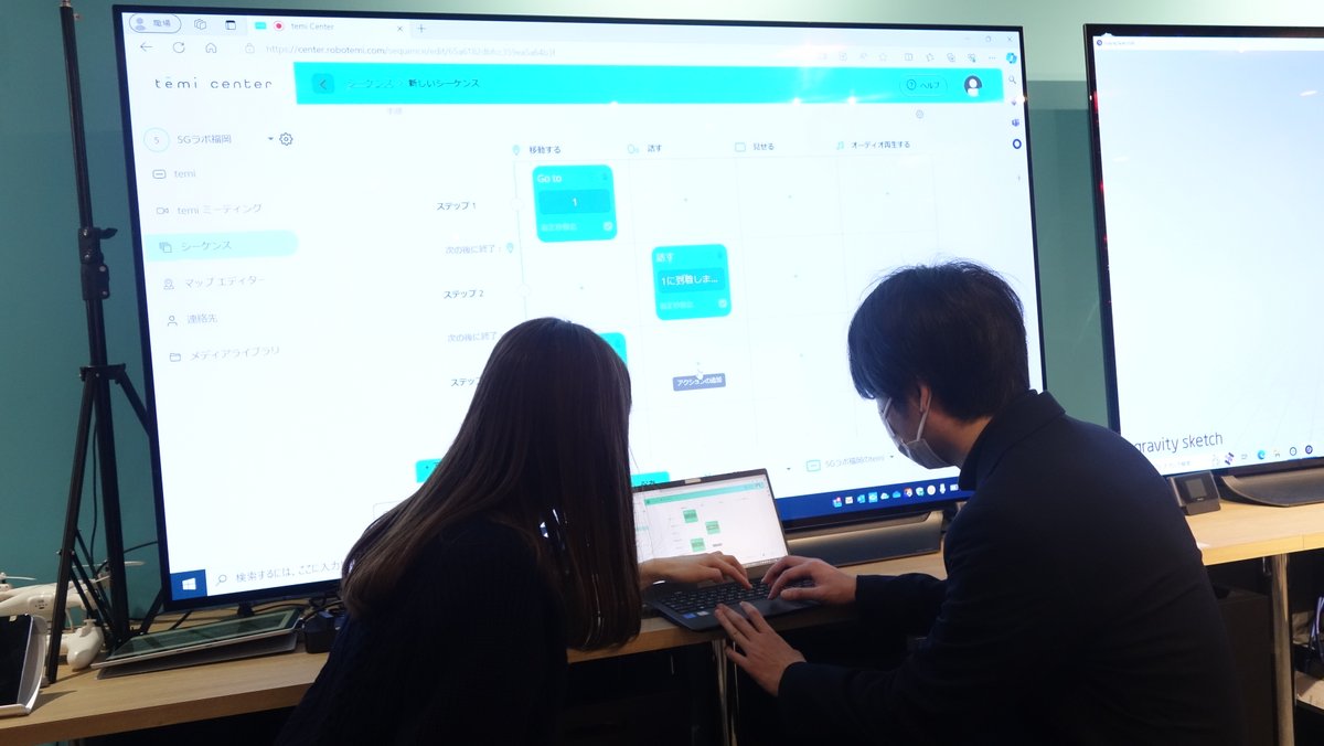 fca_topics's tweet image. #NTTdocomo #5GOPENLABFUKUOKA ソリューション体験後は自立走行型パーソナルロボットの #temi のマッピングとプログラミングも体験。
学生たちの後をちゃんとロボットが追いかけてきてました。
 #ドコモ