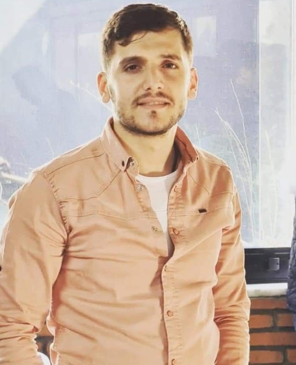 Kanser tedavisi gören KHK'lı astsubay Rakip Erkan (30), Kocaeli'nde hayatını kaybetti. 

İhraçtan sonra akciğer kanserine yakalanan Erkan'ın cenazesi bugün öğle vaktinde Dilovası Hiranur Camiinden kaldırılacak.

KHK'lar öldürüyor. Gençleri, küçücük çocukları dert sahibi yaptılar.