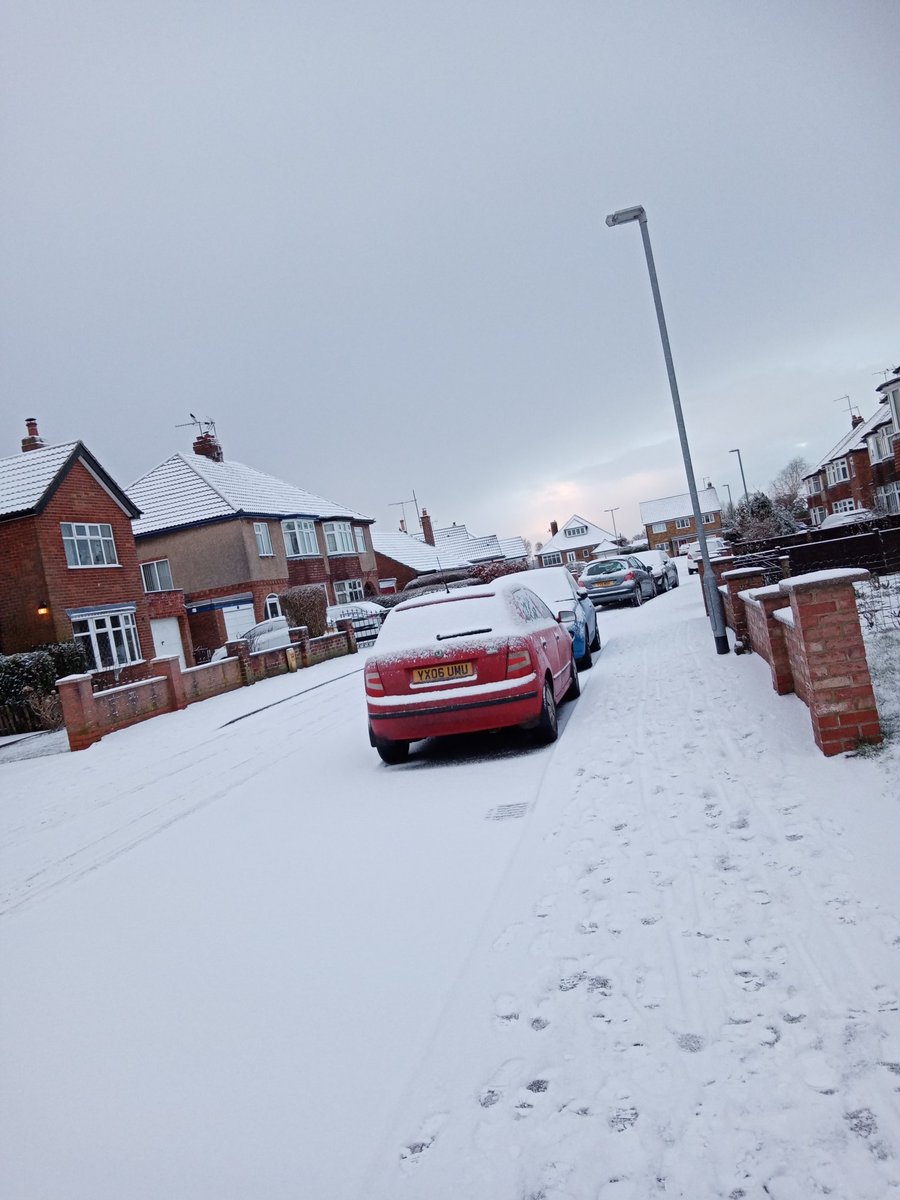 Snow this morning on my car and in the street ❄️⛄ #snow #car #street #driffield #winter #january #wolds #yorkshirewolds #eastriding #eastridingofyorkshire #eastyorkshire #myeastriding