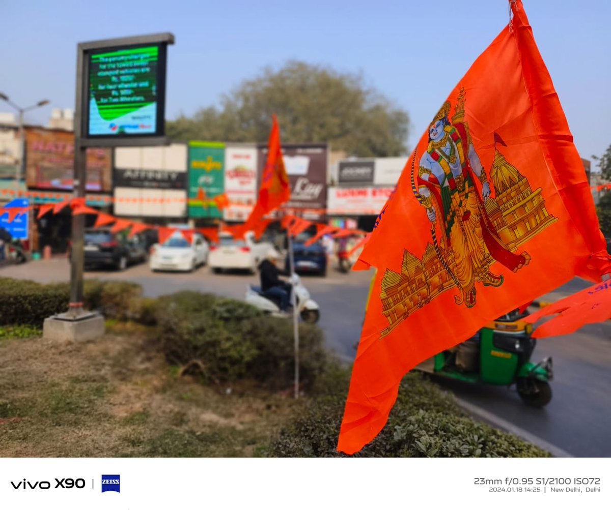 RachnaUpadhya's tweet photo. राम रंग में राममय बंगाली बाजार... भगवा पताको🚩 और राम ध्वज से की गई पूरे बाजार की सजावट
#JaiShreeRam 🚩
#AyodhyaJanmBhoomi
#AyodhyaParv
#अयोध्या #AyodhyaRamMandir https://t.co/sYKEvC7Io6