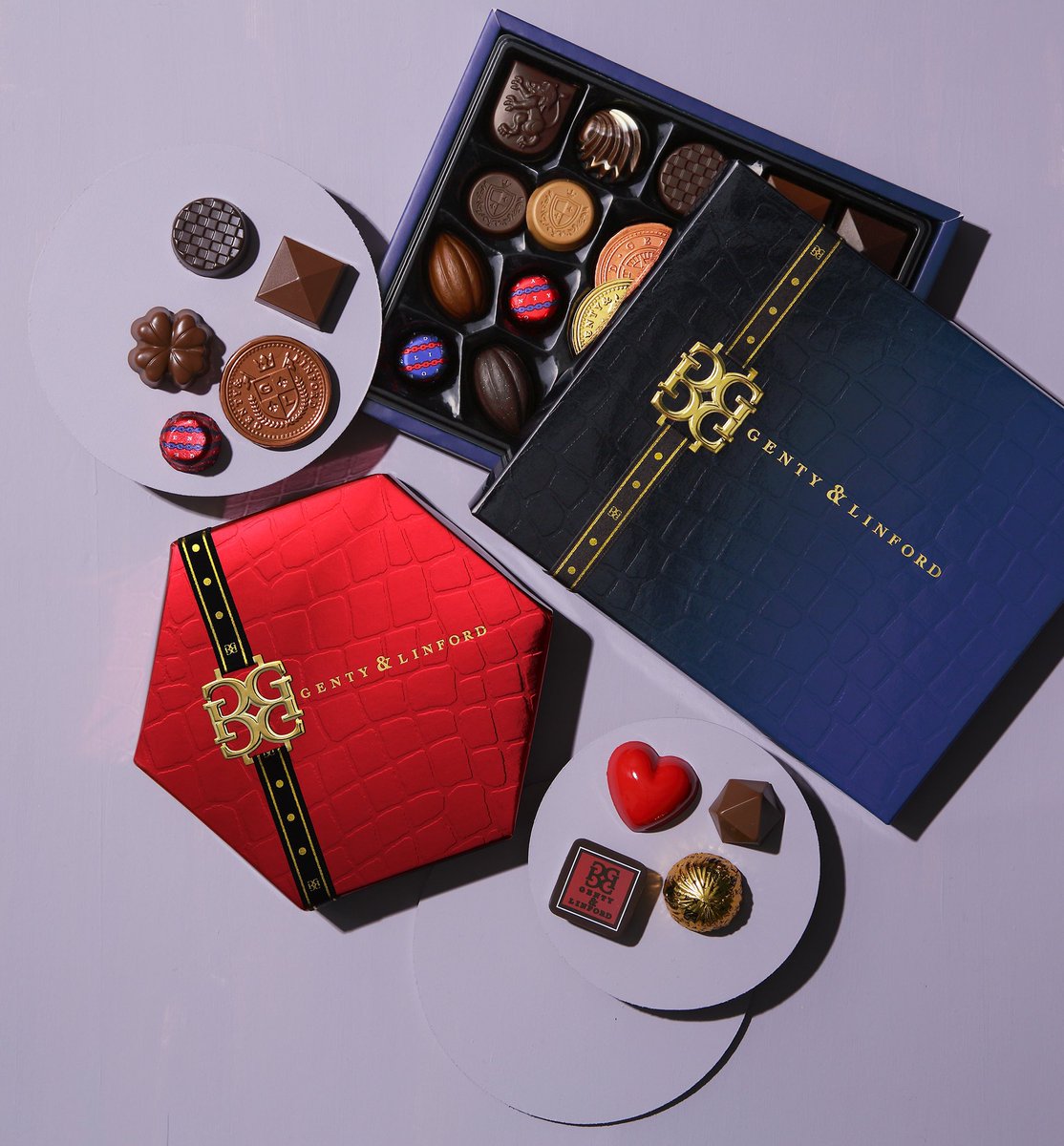 【2024 バレンタインコレクション -ジェンティ&amp;リンフォード-】
コンセプトは「知的クールな大人の男性」
コインチョコレートや真っ赤なハート型チョコレートなど、こだわりのチョコレートを詰め合わせ🍫革製品のようなクロコ柄の型押しパッケージには、キラリと光るパーツをあしらいました✨