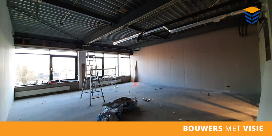 BOUWTEAM | Op het <a href="/HoornbeeckR/">Hoornbeeck College Rotterdam</a> zijn we vorige week begonnen met een grondige renovatie. Om de bouwkunde-studenten te betrekken bij het project verzorgen we een aantal gastlessen waarbij de studenten in de praktijk getoond wordt hoe de werkzaamheden vorderen. #roosrosarchitecten