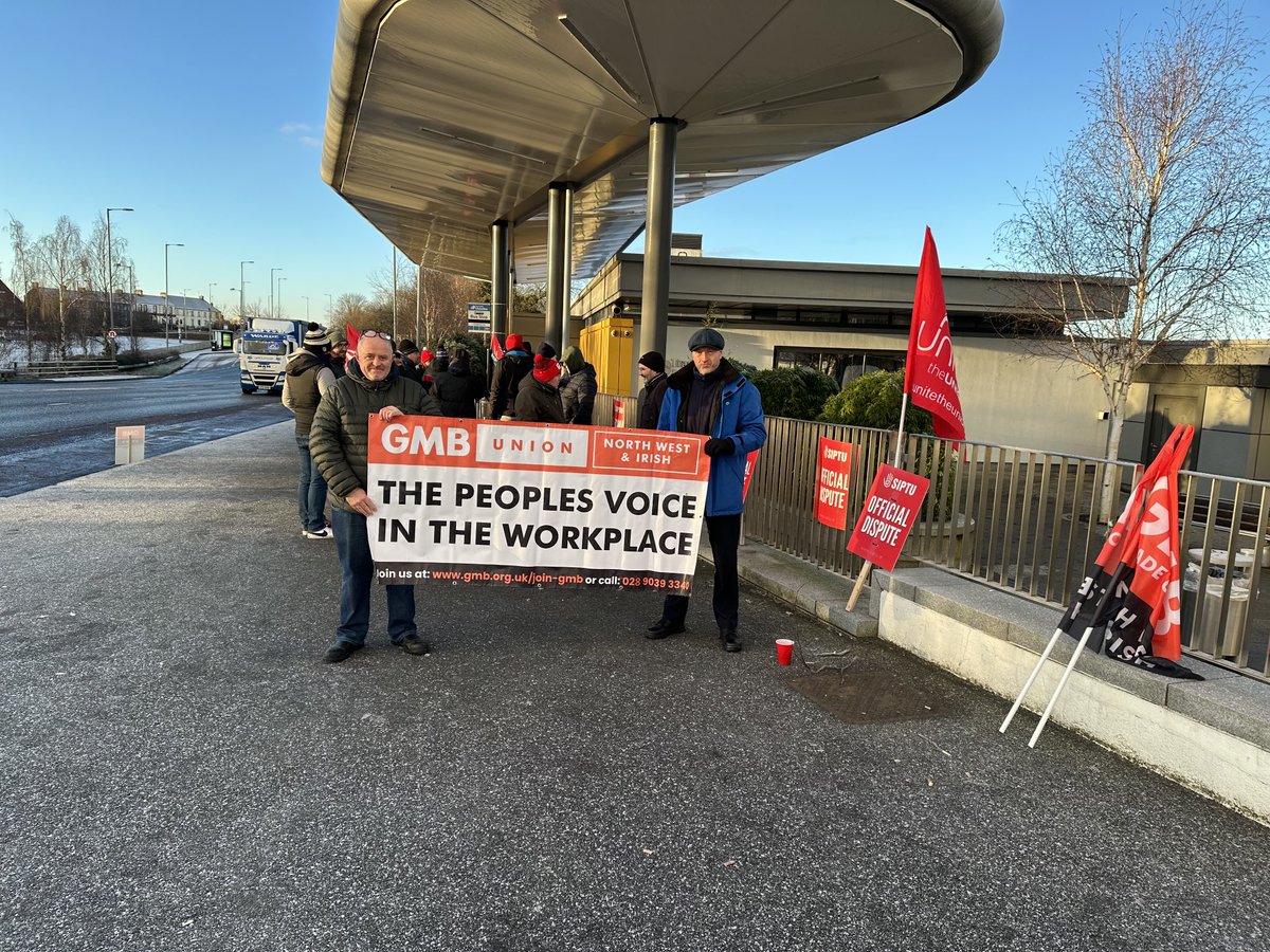 Members showing solidarity at Portadown Railway Station this morning ⁦@deniseNWI⁩ ⁦@alanp1771⁩ ⁦@GMB_union_NWI⁩ ⁦@chhcalling⁩ ⁦@mickeyabrady⁩ ⁦@gmbx02⁩ ⁦@PaulMaccaGMB⁩ ⁦@neilsmithgmb⁩ ⁦@GMurphyAGS⁩