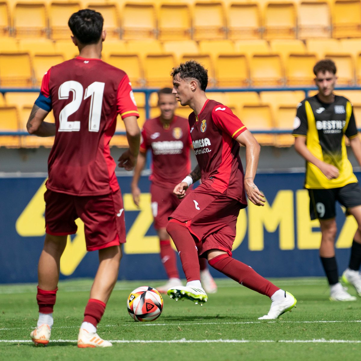 🟨 La cantera Groguet sigue brillando en inferiores

🔍 Gran nivel de la cantera del Villarreal en este primer partido ante Italia dónde el club amarillo tuvo representación en dos categorías

📈 En Sub-19 fue titular el pivote Gerard Hernández que ha crecido mucho en sus