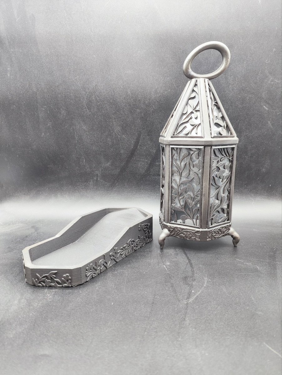 recordais aquellos ventanales forjados que subi hace tiempo? pues aqui lo teneis acabado!
Una torre de dados de <a href="/kingdomdeath/">Kingdom Death</a>  para unos fans muy fans! 
(featuring mi d20 personalizado de la magnifica <a href="/wickedcat_dice/">The wicked cat (Encargos abiertos 💕)</a>)