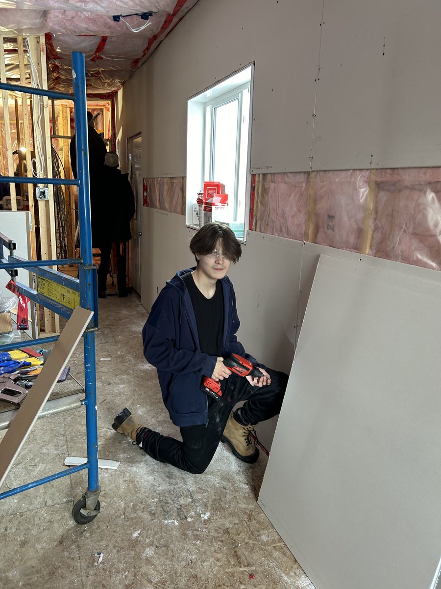 LisaMactbay's tweet photo. Hard at it @HammarskjoldP ! #Firstnationshousingsolutions #housing @MatawaFNM #IndigenousSkillsTradesTrainingProgram https://t.co/Gl70kLfVqh