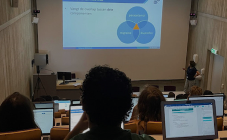 Vandaag geven de Medische informatiespecialisten een presentatie over hun werkzaamheden aan de collega's van de Universitaire Bibliotheken Leiden tijdens een intercollegiale sessie "Broodje Kennis"