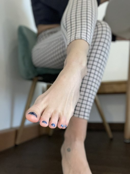 FOLLOW @joline887799 Knees down !! And tickle my toes with your tongue 😌 findom footfetish find soles toes