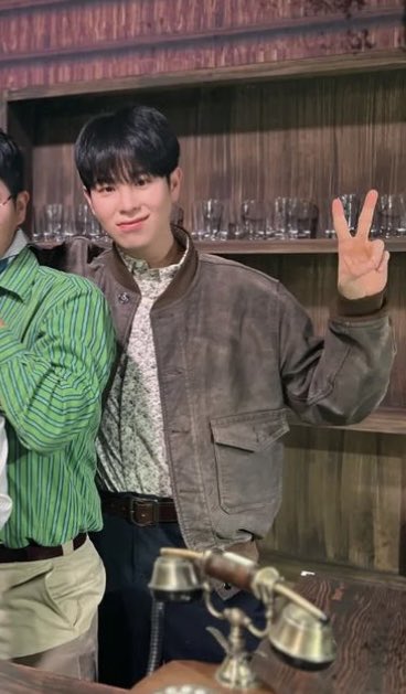 이번 연극 배역 왤캐 잘생기신 거죠