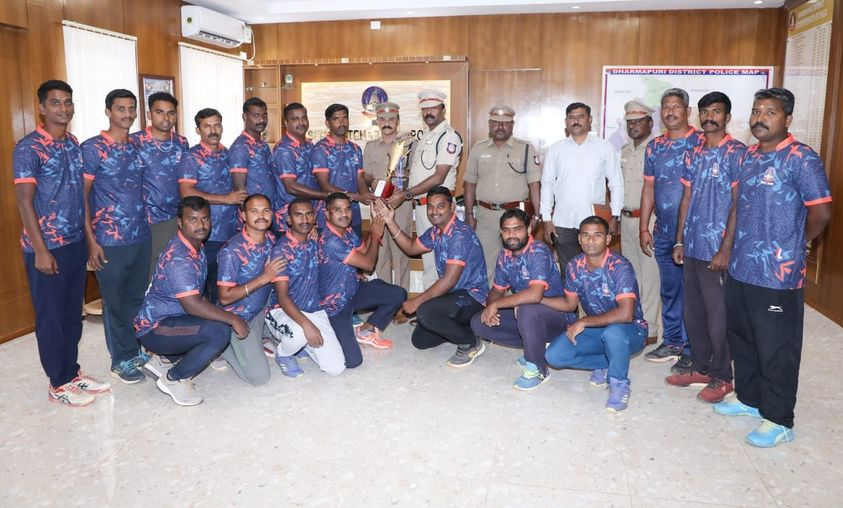 POLICEDPI's tweet photo. 🔴#dpipolicenews
🔵Hockey - State level Meet (West Zone Police Teem) Won 1st Prize
ஈரோட்டில் உள்ள மனோ ஹாக்கி அகாடமி சார்பாக மாநில அளவிலான ஹாக்கி போட்டி நடைபெற்றது. இதில் பங்கேற்ற நமது மேற்கு மண்டல காவலர் அணி முதல் பரிசு வென்றது.
#hockey #wonthematch #WestZone #dpipolice https://t.co/lqNH9NUqQA