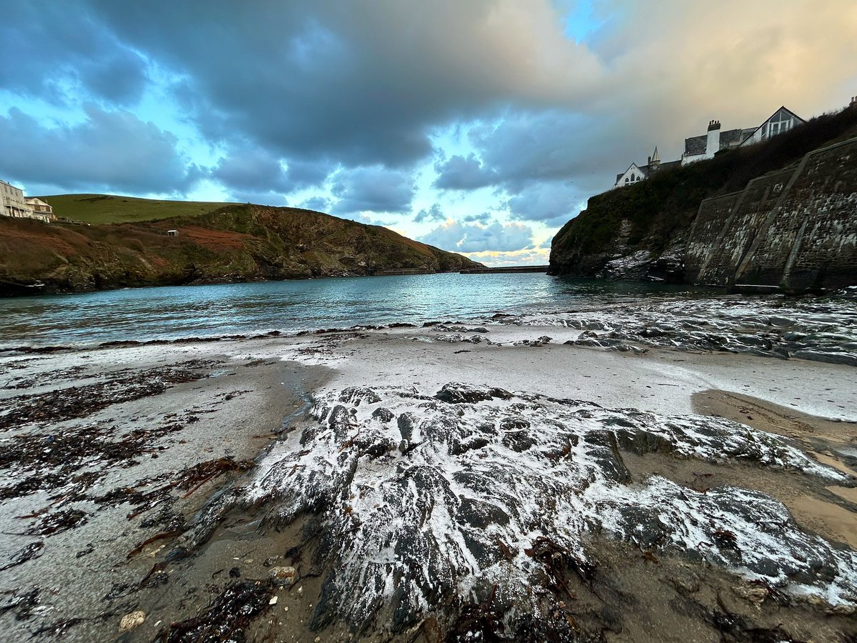 Nice sprinkle of snow on the harbour this morning..#portisaac #Cornwall