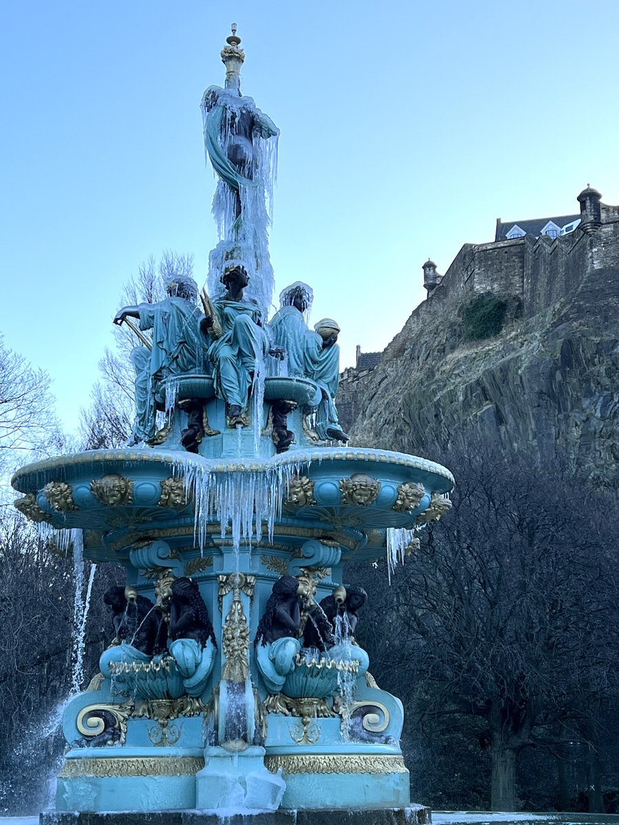 The Ross Fountain bedecked in icicles this morning 🤍