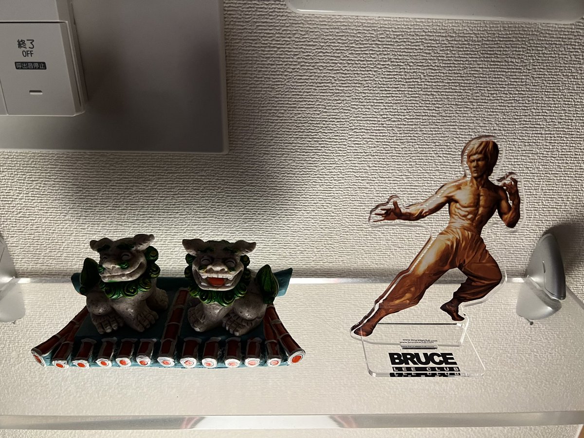 ここ数日､工務店さんにお願いして､部屋のメンテナンス関係やってもらいました。
随分長く住んでますので､ドアの目立たない部分が、ヤバかったりもしましたが、とても丁寧に直していただきました。
レンジフード､いわゆる換気扇を､薄べったいタイプに変えてもらいました。