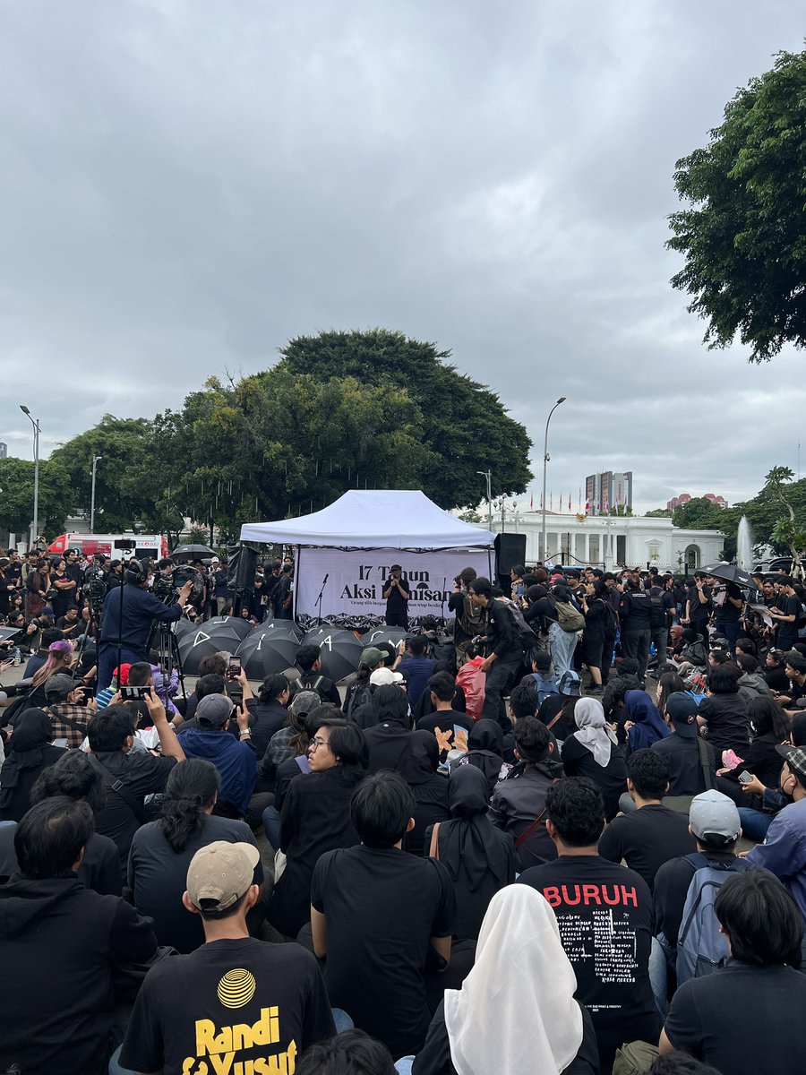 dodeiswara's tweet photo. Orang silih berganti, aksi kamisan tetap berdiri.
#17TahunAksiKamisan https://t.co/UdmfkOA7zn