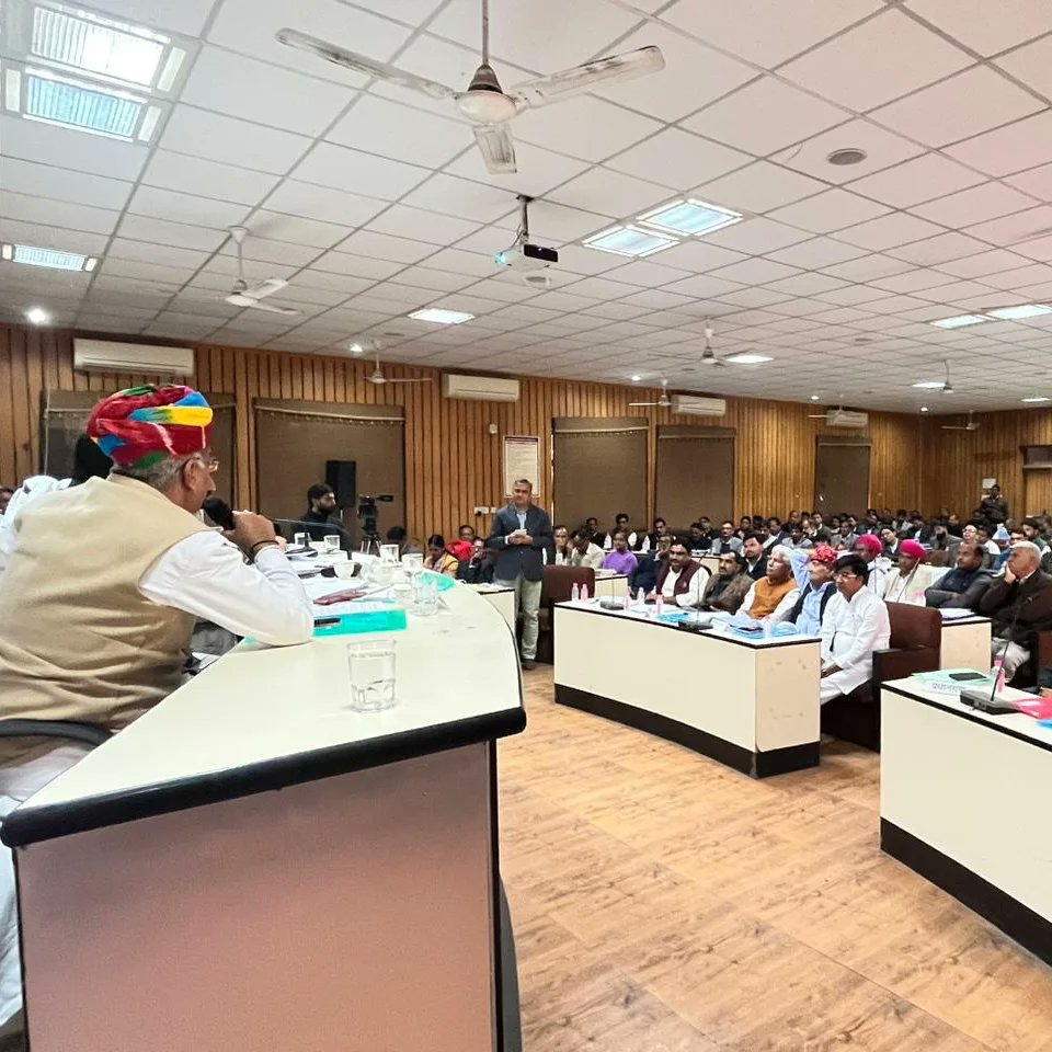 Prashantsahdev7's tweet photo. आज ज़िला परिषद सभागार में माननीय ज़िला प्रमुख महोदया की अध्यक्षता में आयोजित विशेष साधारण बैठक में ज़िले के साथी विधायकों के साथ भाग लिया एवं जनहित से संबंधित विषयों पर चर्चा कर, अधिकारियों को उचित क्रियान्वन हेतु निर्देशित किया। https://t.co/B3YeA4V9ZT