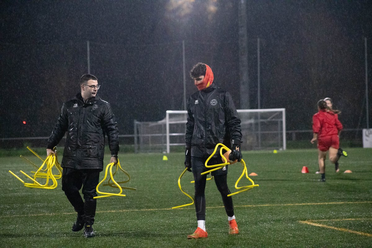 🖤 Los hombres de negro 🖤

👏🏻 Sin su trabajo (y el de los que no se ve) no se podría sacar un club adelante.

🌧️ P.D. Hay días que llueve un poco en Santillana...