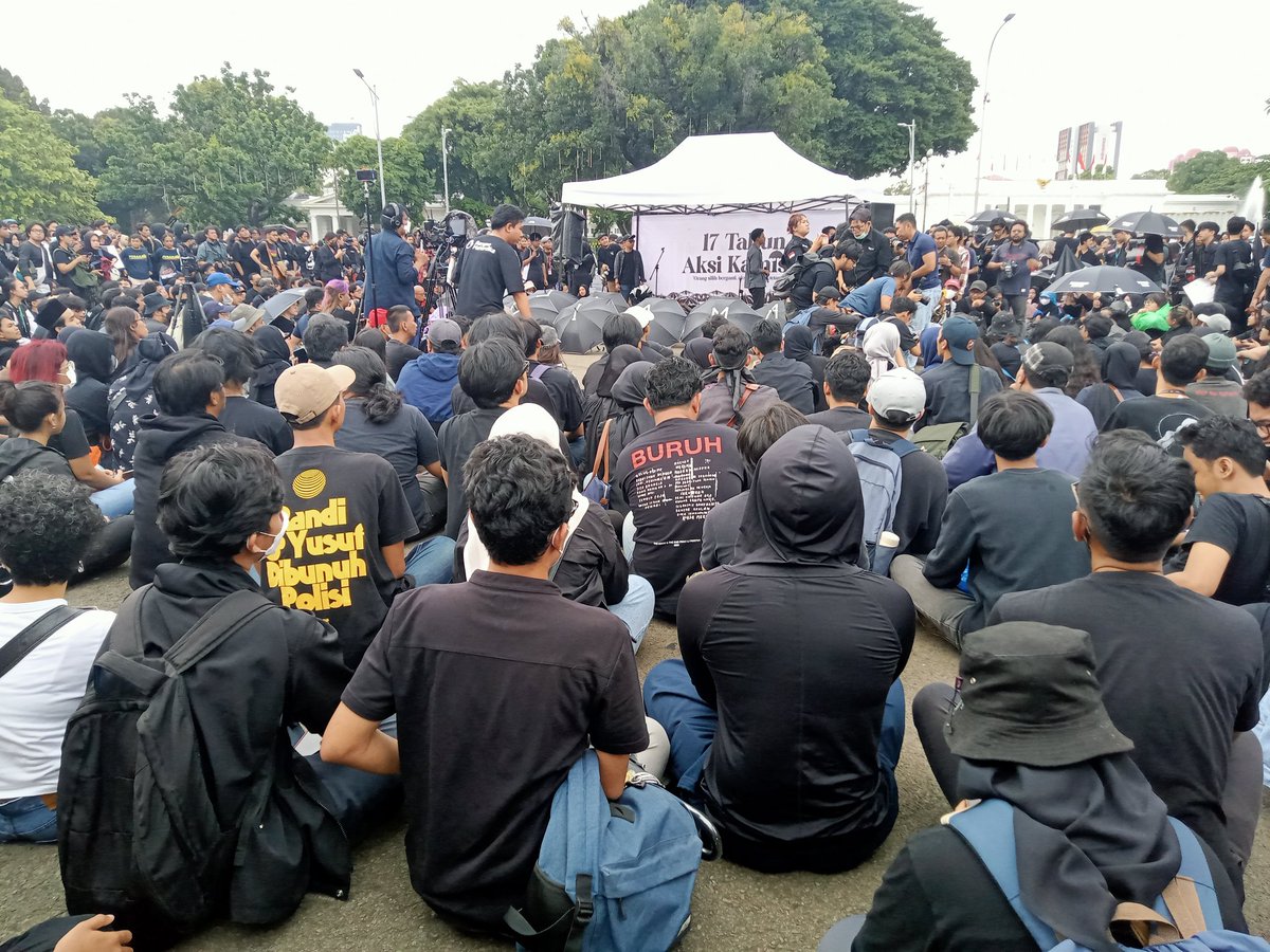 17 tahun Aksi Kamisan. Keadilan bagi korban, adili semua jendral pelanggar HAM!
#AksiKamisan