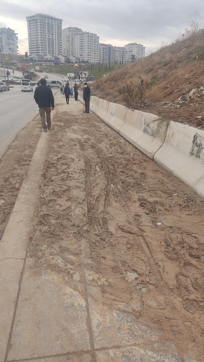 bea520fa17a94c8's tweet photo. @mavimasa natoyolu caddesi 30258 nolu durağın olduğu kaldırım çamur içinde mecburen yoldan geçmek zorunda kalıyoruz burası hep aynı. Lütfen çözüm bulunuz. https://t.co/erJhq5aRh0
