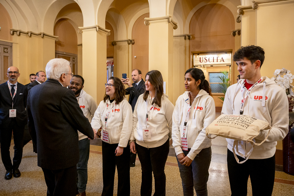 UniAvogadro's tweet photo. «Far emozionare gli studenti', trasmettendo cultura e conoscenza». Noi ci crediamo, Presidente, e vogliamo dirlo: siamo ancora emozionati!
 #SergioMattarella #Inaugurazione #Università #UniUPO
@Quirinale
Foto ©UPO/DonatelloLorenzo https://t.co/OqDRnJZUf2