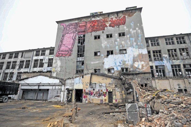 REMEMBERING MEANS FIGHTING FOR THE FUTURE!

Tommorow 19/1 will mark 3 years since the violent eviction of Autonomous factory Rog in Ljubljana, Slovenia.

Short 🧵 about this violent episode in our city's history and about the squat itself 👇🏼

Research, share and destroy!