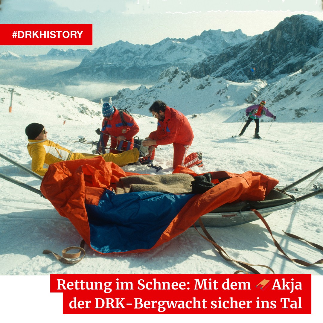 roteskreuz_de's tweet photo. ❄️Rettung im Schnee: 🛷Akjas wurden von der #Bergwacht des DRK in Ost und West genutzt. Erst aus Holz, dann aus Aluminium, eignen sich die Schlitten besonders für den Transport im Tiefschnee.

Mehr im #DRK-Zeitstrahl: https://t.co/Qd4wMyA0Fy
#ThrowbackThursda 📸: Michel Eram https://t.co/iY28KyMKXY