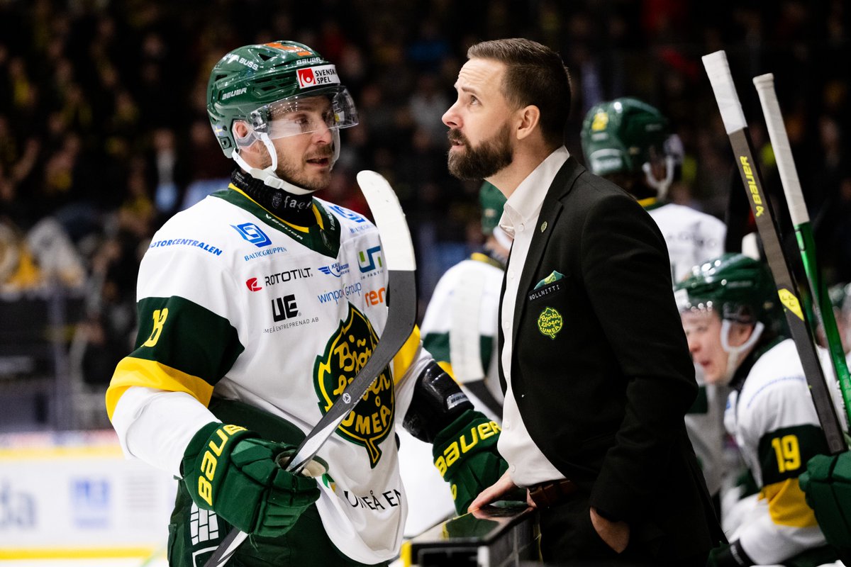 Nytt avsnitt av <a href="/rinksidepodd/">Rinkside</a> finns nu ute. Om:
🏒 AIK:s underskattade 08-vinst
🏒 Målvaktsbekymmer hos kringlorna
🏒 Puckelpistlaget
🏒 Kvallagen är klara
🏒 Ligans bästa retstickor
🏒 Busens karriär
🏒 Världens bästa läkkött 
🏒 Löven blåser i Småland
🏒 "Blir att räkna med"