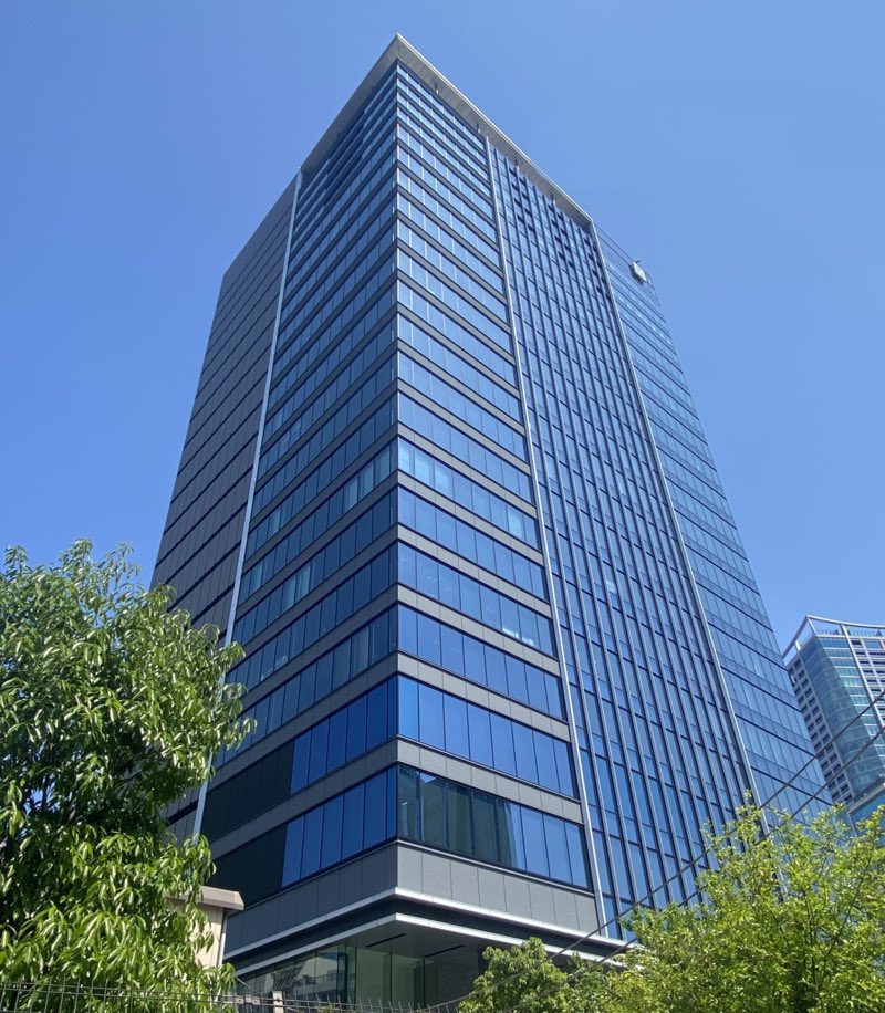 Ptaro_chan's tweet photo. 株式会社サイバーエージェントの待遇・福利厚生に勝てる企業が全く見当たらない件、

・新卒初任給：42万円
・平均年収：817万円
・社内マッサージルーム完備（月4回無料）
・会社から2駅内の正社員に月3万円の家賃補助
・勤続年数５年の正社員に月5万円の家賃補助
・女性特有の体調不良時に特別休暇
・不妊治療のための妊活休暇
・専門家による妊活個別カウンセリング
・子供の看護時に在宅勤務できるキッズ在宅制度
・学校行事や記念日に休めるキッズデイ休暇
・年1回���健康診断
・インフルエンザの予防接種、婦人科検診無料
・勤続2年社員に連続５日間のリフレッシュ休暇
・離職率：9.8％