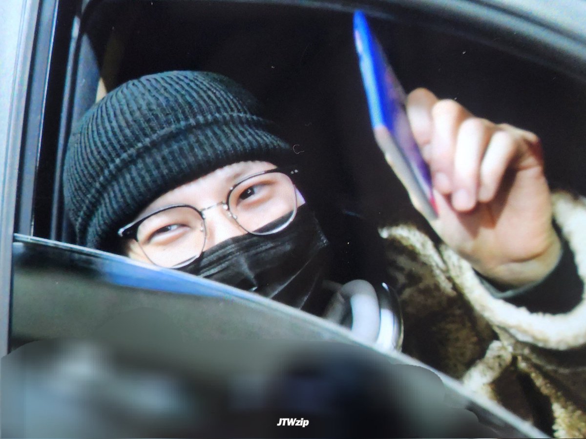JTWzip's tweet photo. 240118 입국

여권 달라니까 진짜 주는 장난꾸러기ㅋㅋㅋㅋㅋ❤️

#레오 #LEO #정택운 #택운 @JUNGTW_LEO https://t.co/Yl22hbTurW