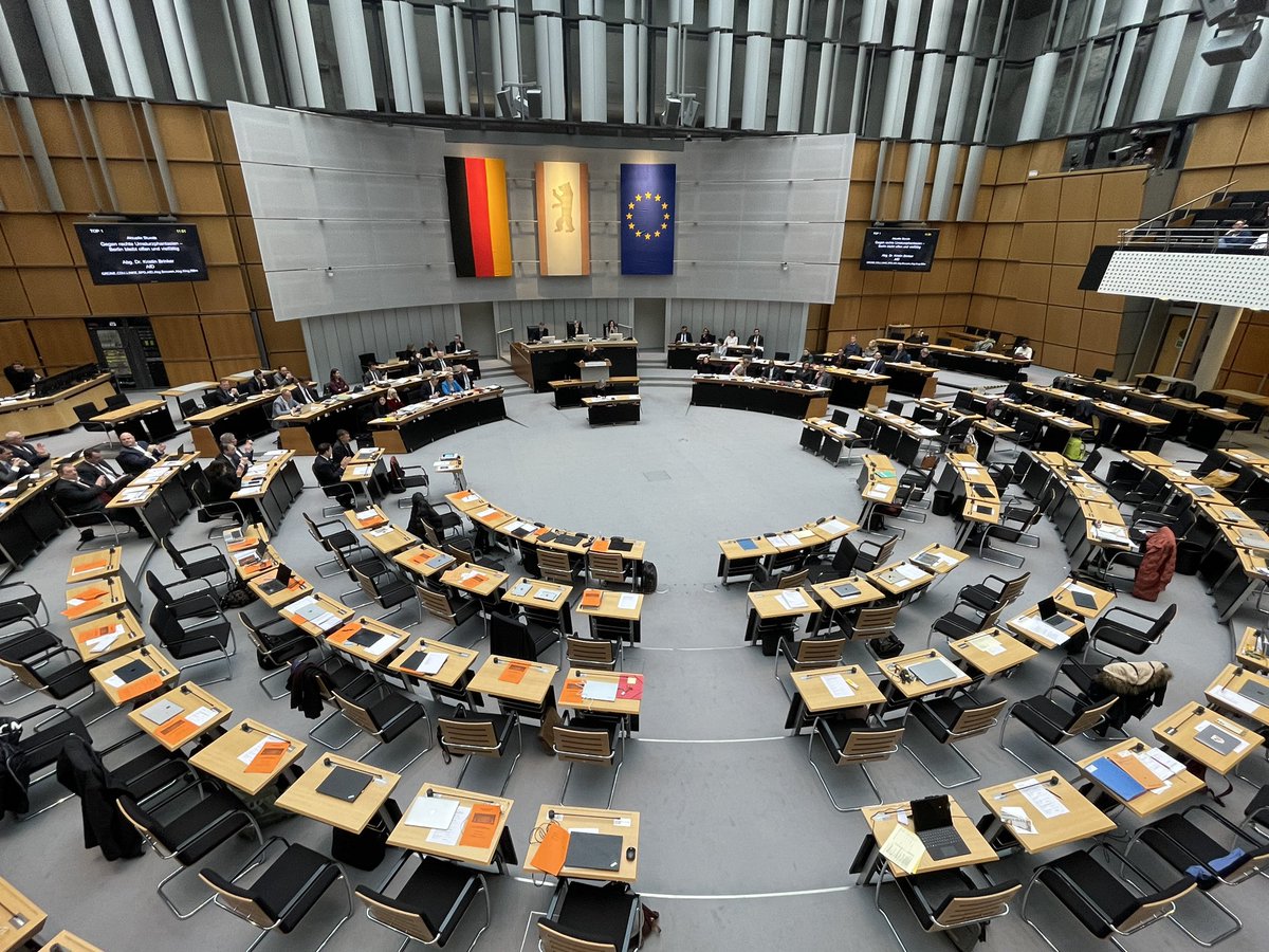 Was für ein Zeichen.

Komplett leerer Plenarsaal während der Rede von AfD-Fraktionsvorsitzender Kristin Brinker zur Aktuellen Stunde. 

Alle außer der AfD-Fraktion haben den Saal verlassen.