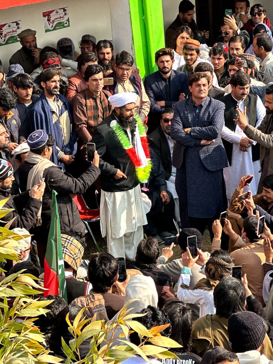 PTIofficial's tweet photo. بنوں: پاکستان تحریک انصاف کے الیکشن آفس کا افتتاح جلسے میں تبدیل۔

تحصیل ڈومیل میں الیکشن آفس کا افتتاح #NA39 کے امیدوار مولانا نسیم علی شاہ انتخابی نشان فاختہ 🕊️ اور #PK99 کے امیدوار ملک زاہد اللہ خان وزیر، انتخابی نشان مور 🦚 نے کیا۔ #ووٹ_صرف_کپتان_کا https://t.co/FAtUVtczPS